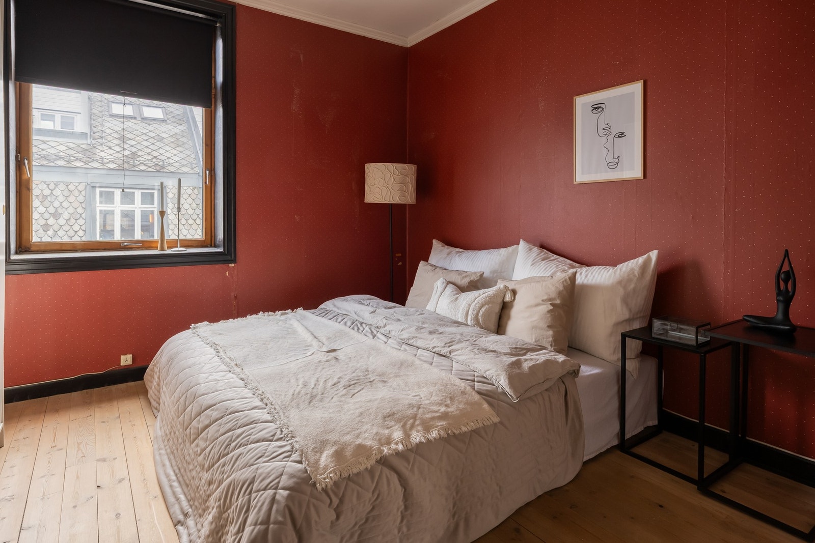 Boligen innehar to soverom. Hovedsoverommet er på ca. 10 kvm. Galleribilde