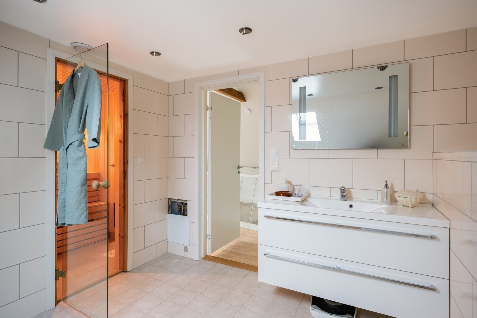 Badet har for øvrig downlights i himling, og har tilgang på tilliggende badstue. Galleribilde