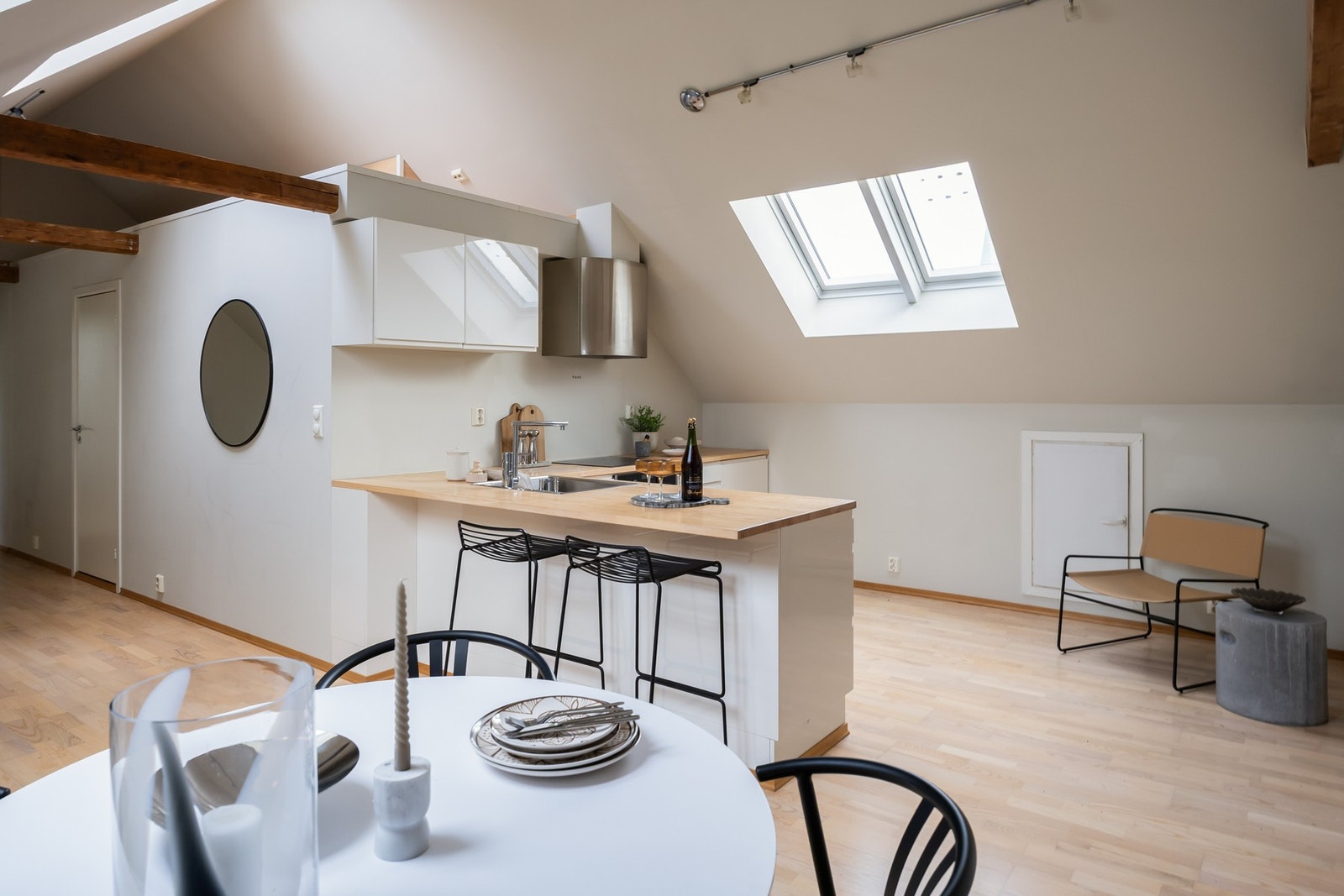 Det er kneloft med lagring på begge sider av kjøkken og spisestuearealet, i tillegg til bod på loftet. Galleribilde