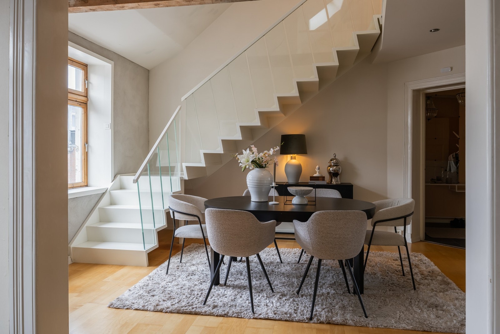 Standard og stiltrekk bærer preg av å stamme fra to ulike tidsepoker der loftsetasjen fra 2010 kombineres med 4. etasje fra ca. 1980-tallet. Galleribilde