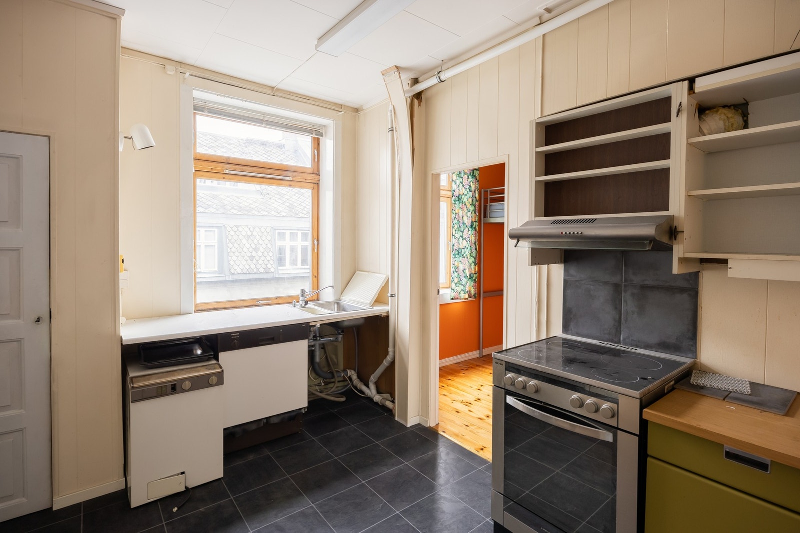 Kjøkkenet har ikke vært benyttet siden det ble etablert nytt kjøkken i loftsetasjen i 2010. Galleribilde