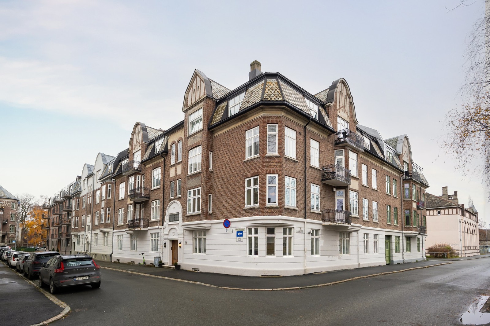 Unik og innholdsrik bygårdsleilighet beliggende i hjertet av Kalvskinnet - et av Trondheims mest sjarmerende og historiske boligstrøk. Galleribilde