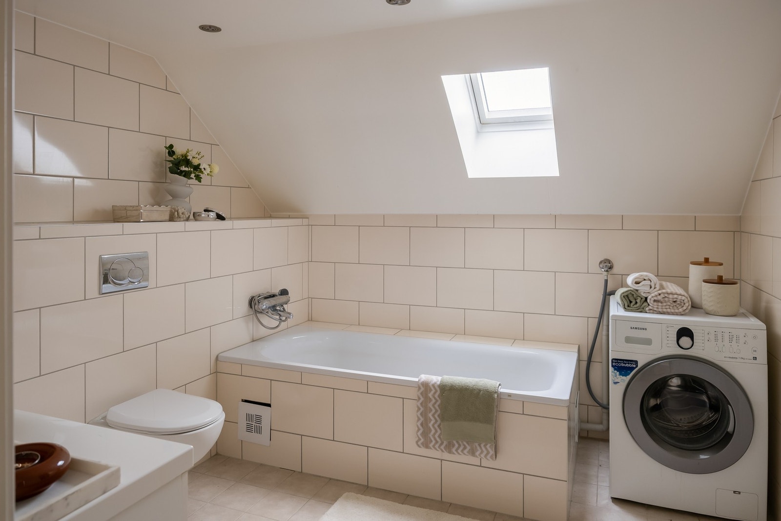 Badet er utstyrt med gulvvarme, vegghengt toalett, servant med skuffeseksjon, og opplegg for vaskemaskin. Galleribilde