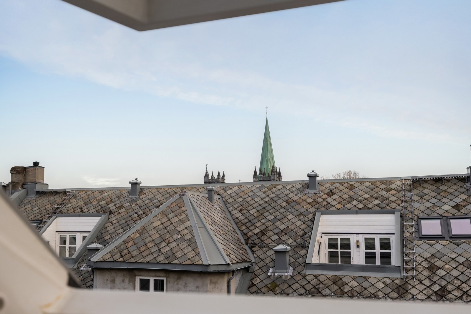 Historiske omgivelser like ved Nidarosdomen. Kulturtilbudet er lett tilgjengelig med Prinsen Kino rett rundt hjørnet, Torget innen knappe 5 min og festivalliv på Marinen likeså. Galleribilde