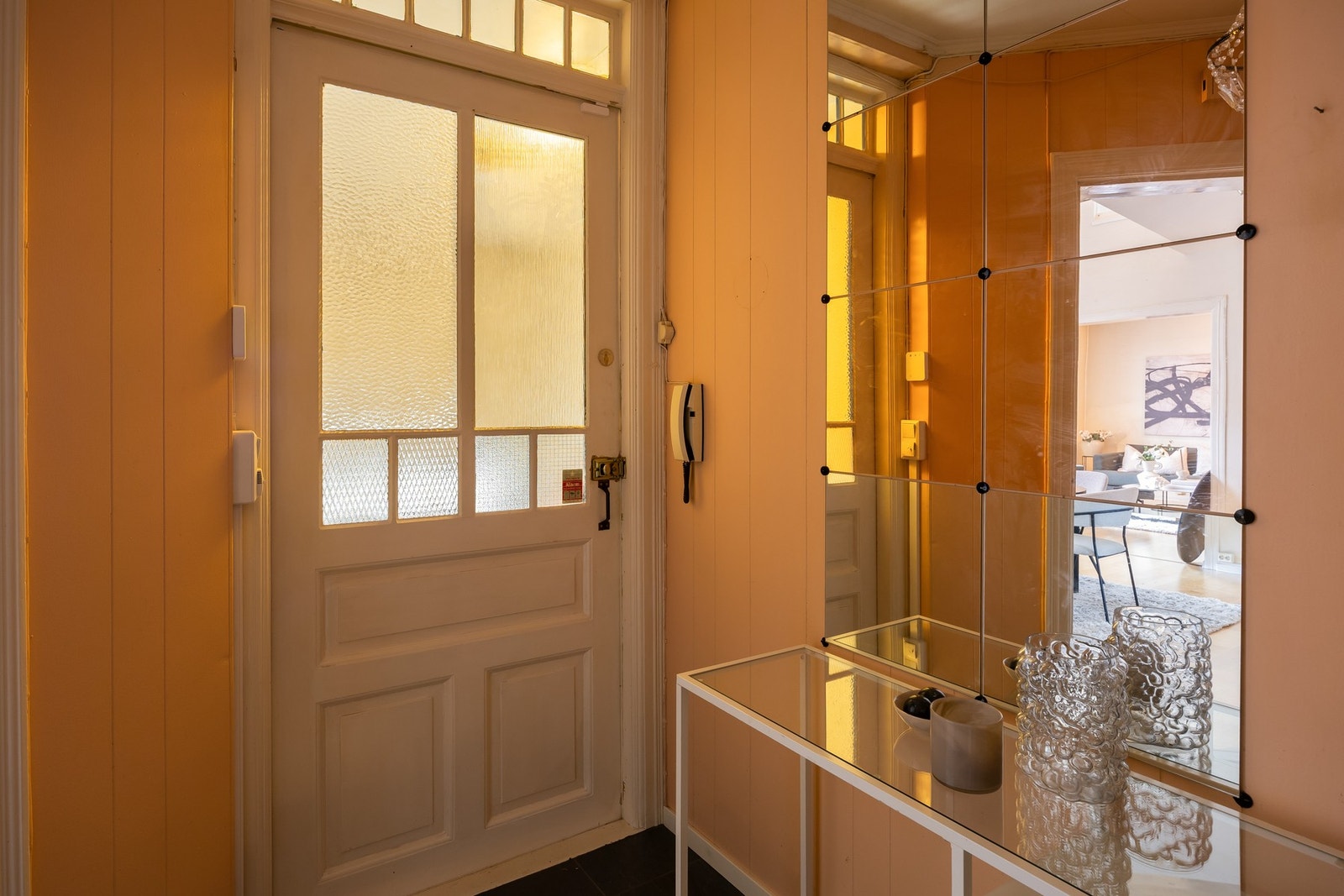 Original dør i entréen som står i fin stil til oppgangen for øvrig. Galleribilde