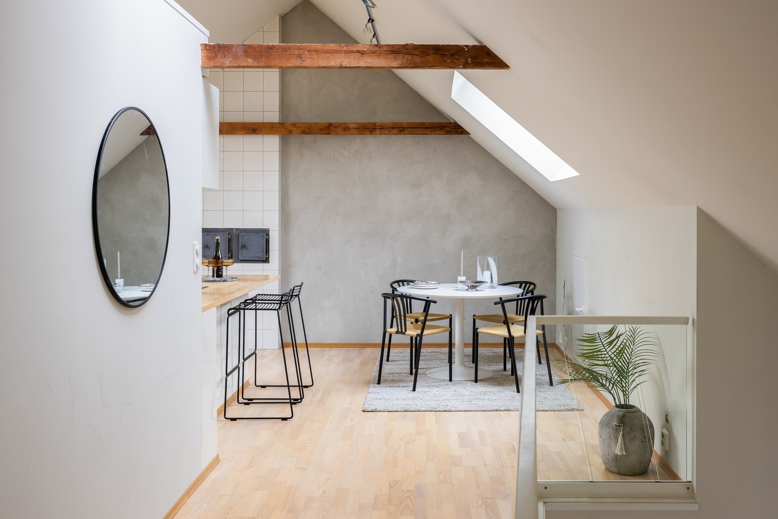 Loftsetasjen har egen inngang fra trappeløpet i gården. Galleribilde