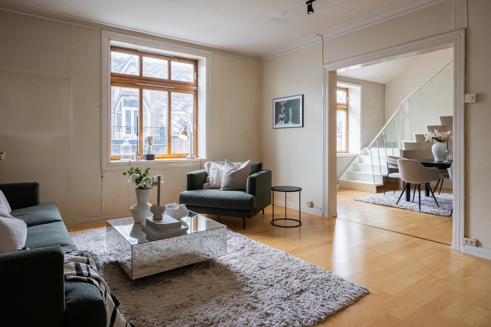 Klassisk preg med to romslige tilstøtende stuer, rikelig med lysinnslipp og generøs takhøyde. Galleribilde