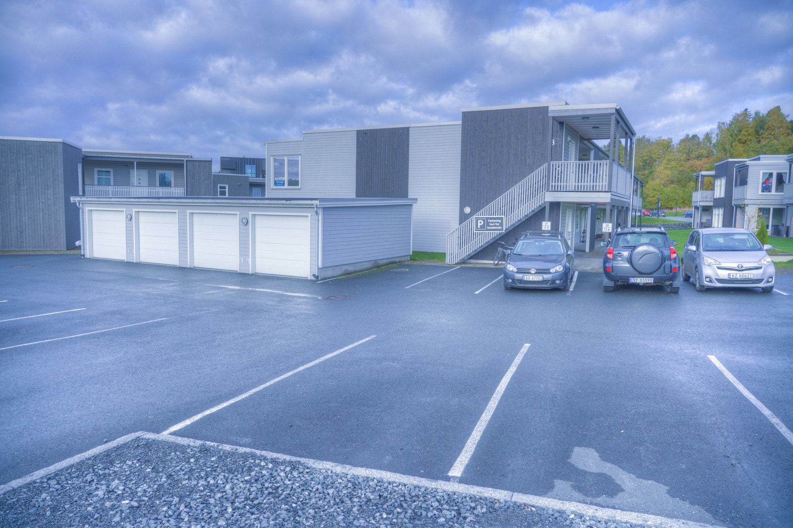 Det medfølger en parkeringsplass til leiligheten. Galleribilde