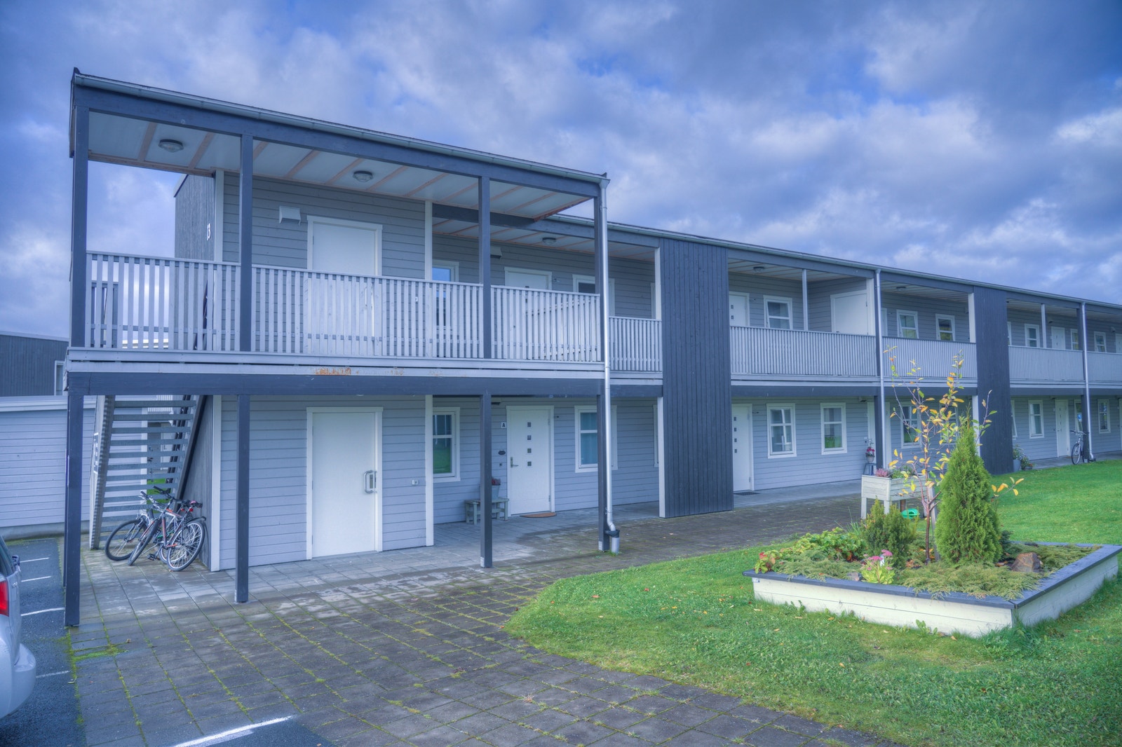 Leiligheten ligger på enden i 2.etasje med lett tilgang til heis. Galleribilde