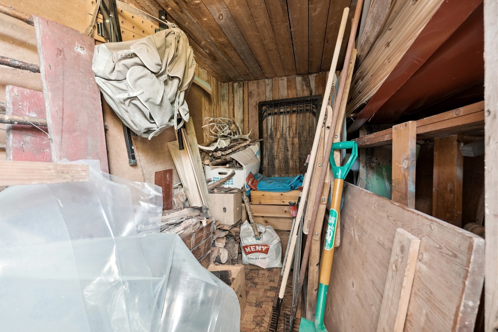 I boden er det plass til oppbevaring av ved og diverse utstyr. Galleribilde