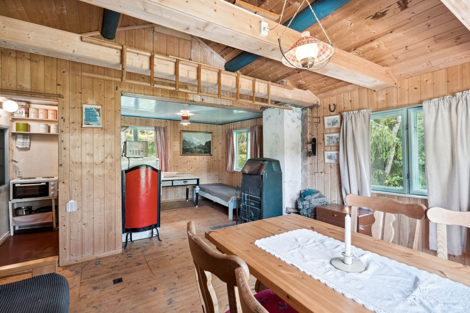 En peisovn i stua sørger for god varme og en hyggelig stemning i rommet. Galleribilde