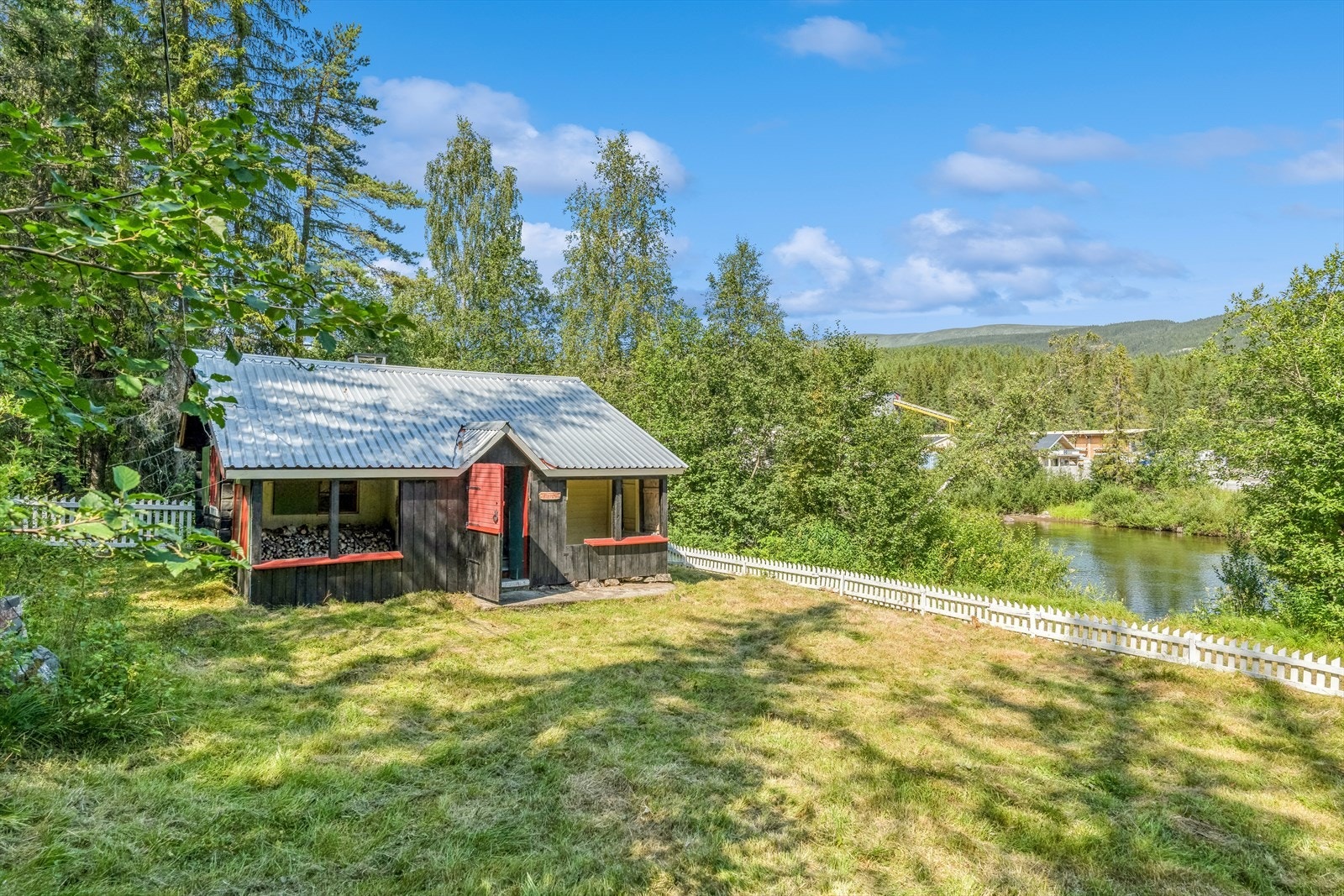 Bebyggelsen ligger bare 15-20 meter fra elvekanten. Galleribilde