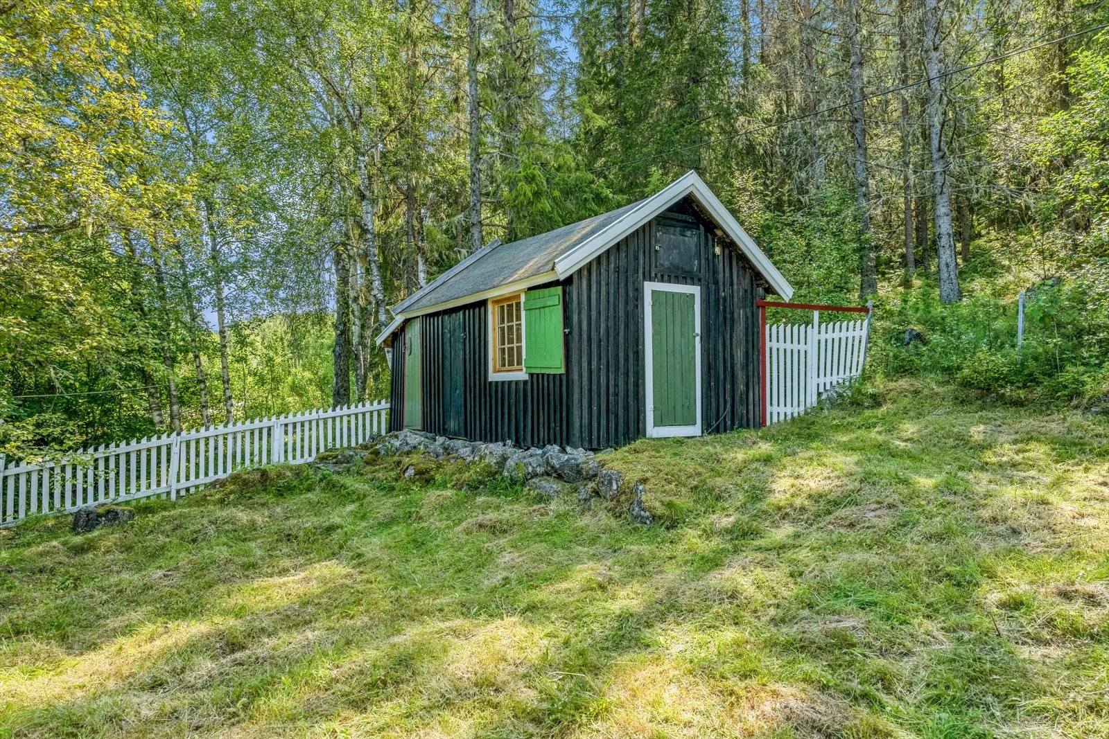 På tunet står det også et enkelt, uisolert uthusbygg med to bodrom og utedo. Galleribilde