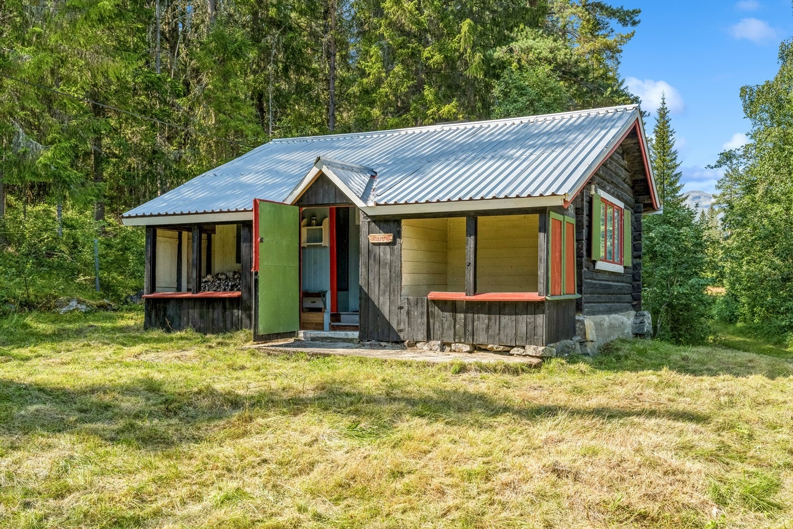 Bebyggelsen består av hytte og bod, der hytta sin hoveddel består av laftet tømmer fra en bygning som ble demontert og flyttet hit ca. 1924. Galleribilde