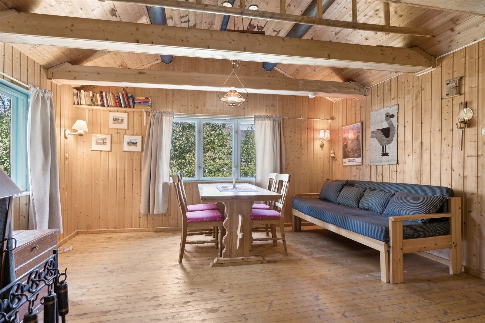 Oppholdsrommet har plass til både spisegruppe og en liten sofakrok. Galleribilde