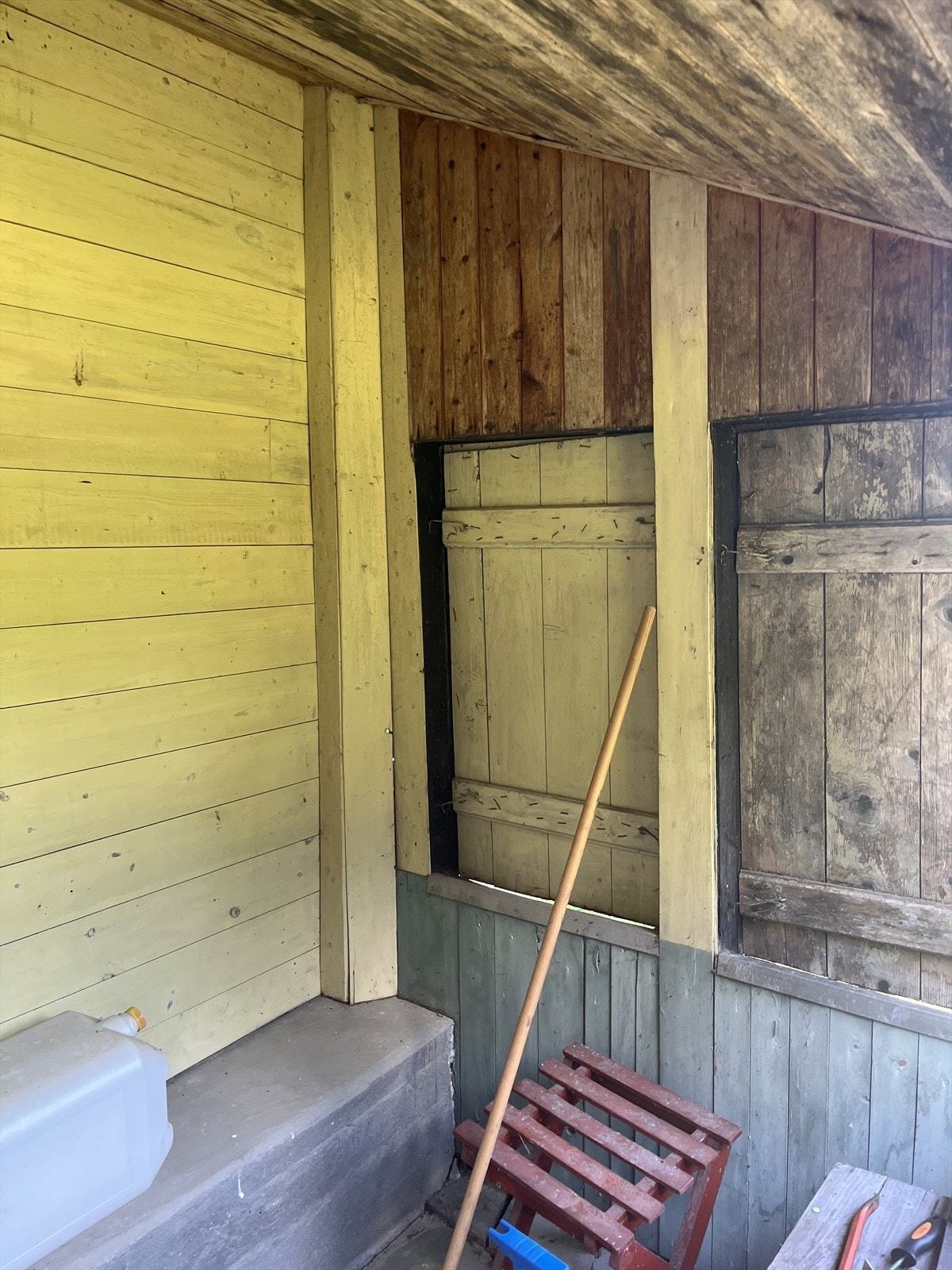 Inngangspartiet og de overbygde bodene/terrassene har bindingsverk med trekledning. Galleribilde