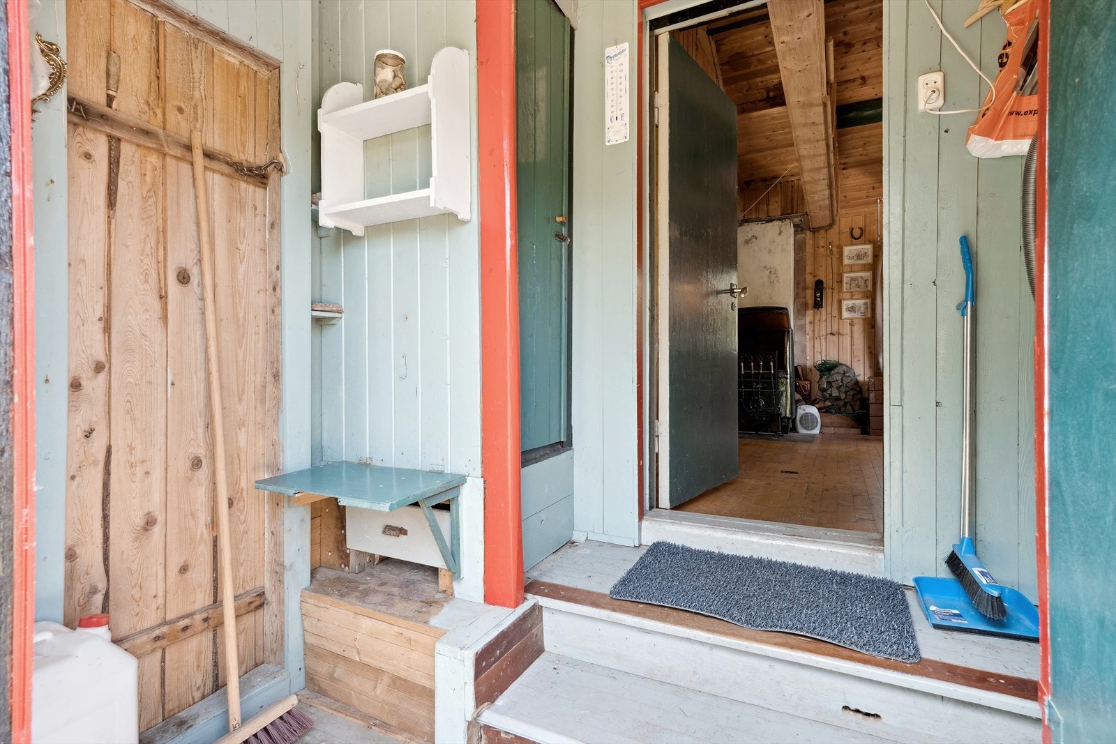 Gangen har plass til det en skulle trenge av yttertøy og sko. Galleribilde