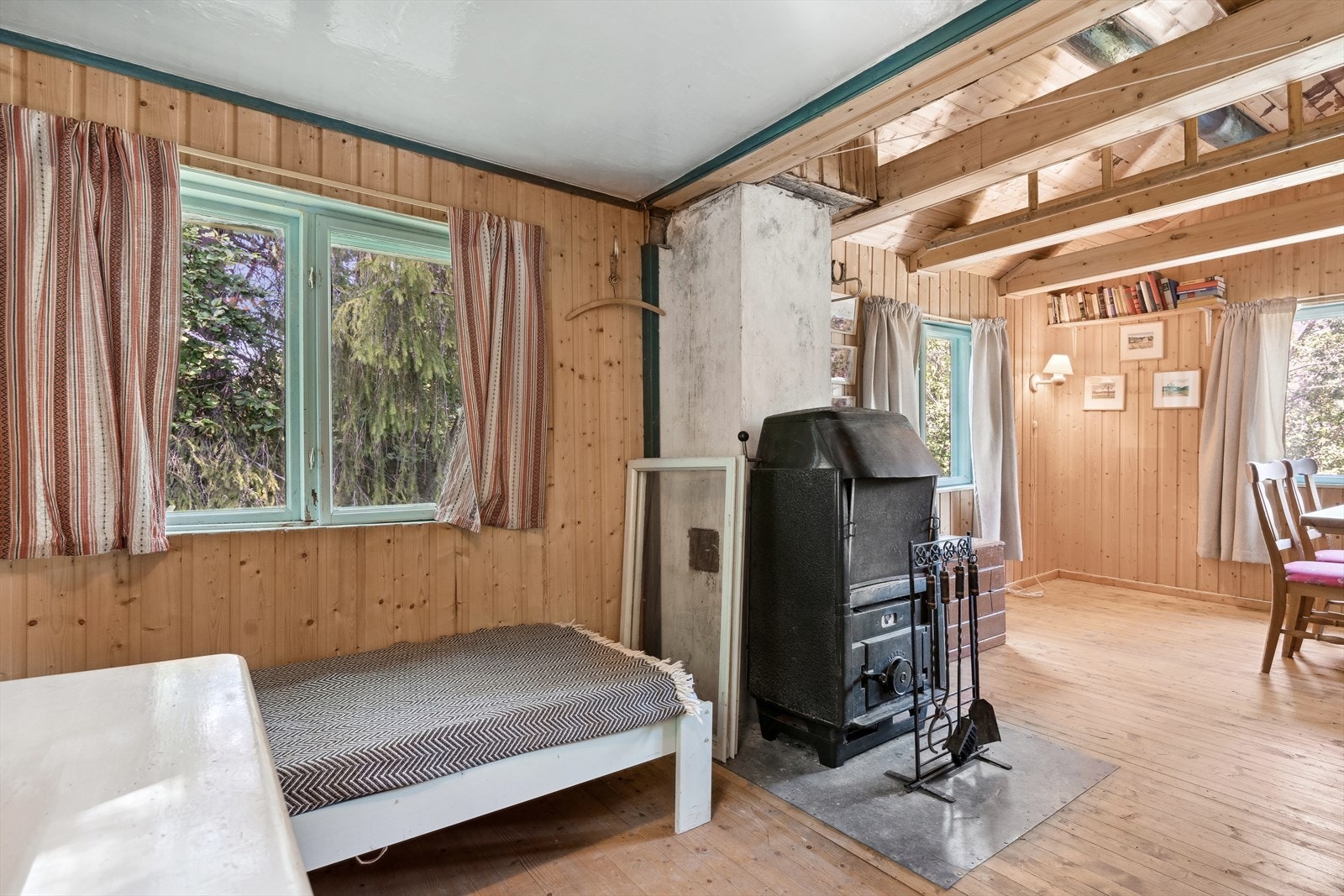 Rommet har flat himling, og ovnen fungerer som en romdeler. Galleribilde