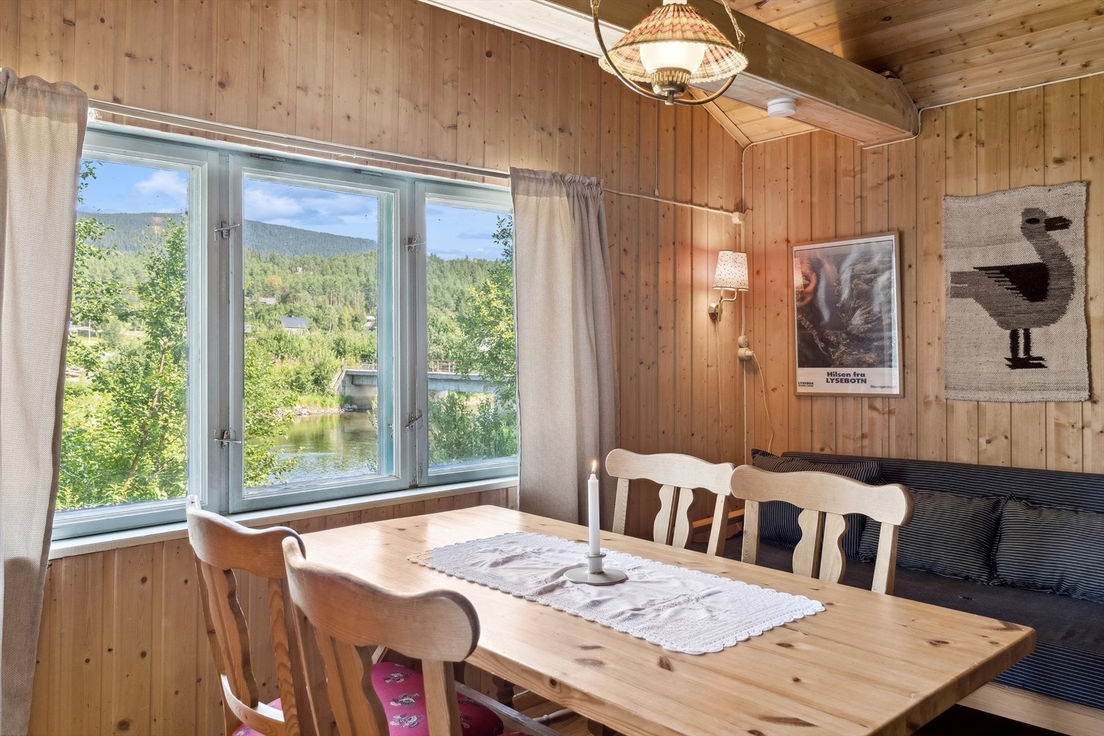 Den fine utsikten til nærområdet og til elva Begna kan nytes gjennom de store vinduene. Galleribilde