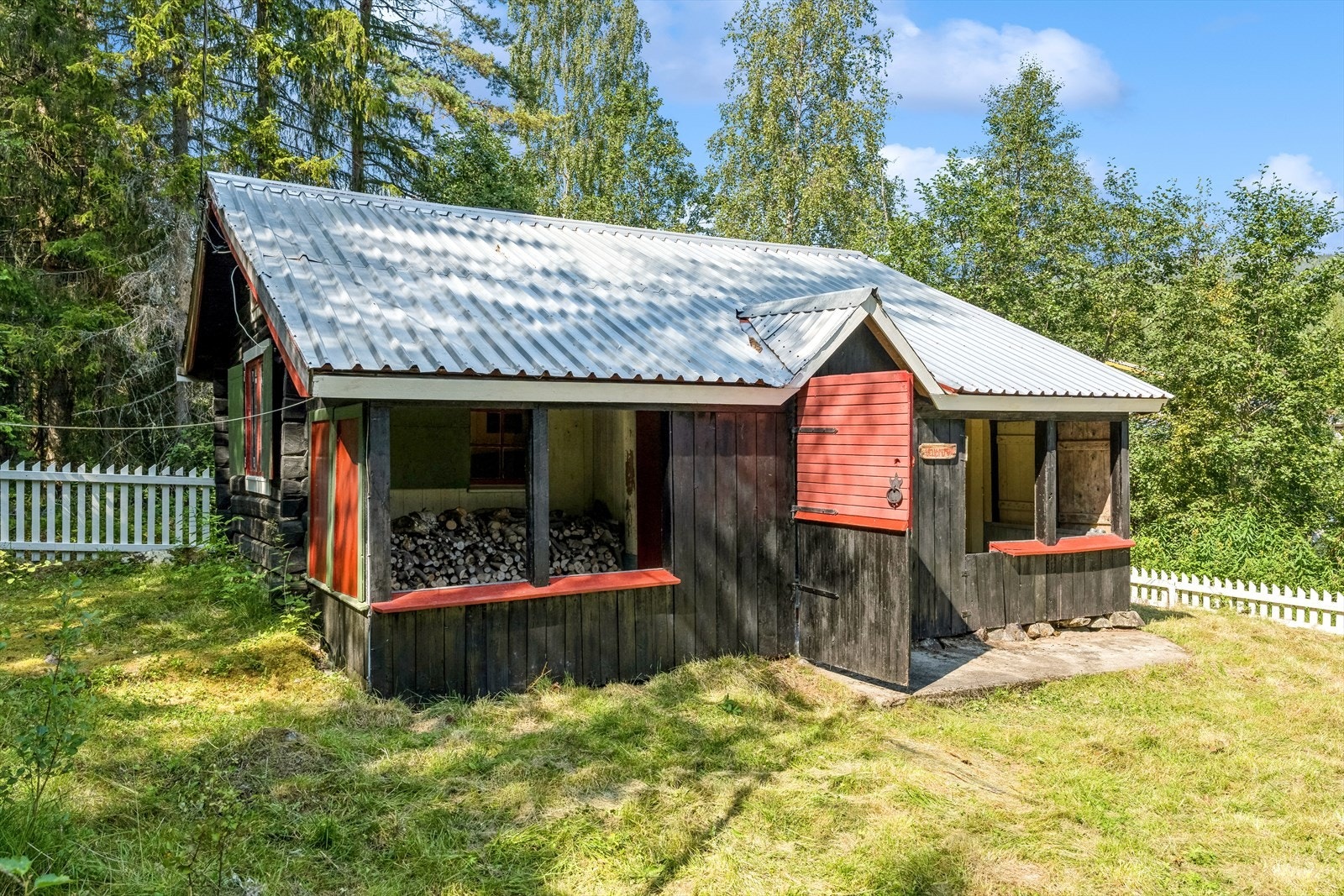 De to små overbygde bodene/terrassene på hver side av inngangspartiet kan gi en hyggelig og skjermet uteplass, eller bruks til bodrom med oppbevaring av feks. ved. Galleribilde