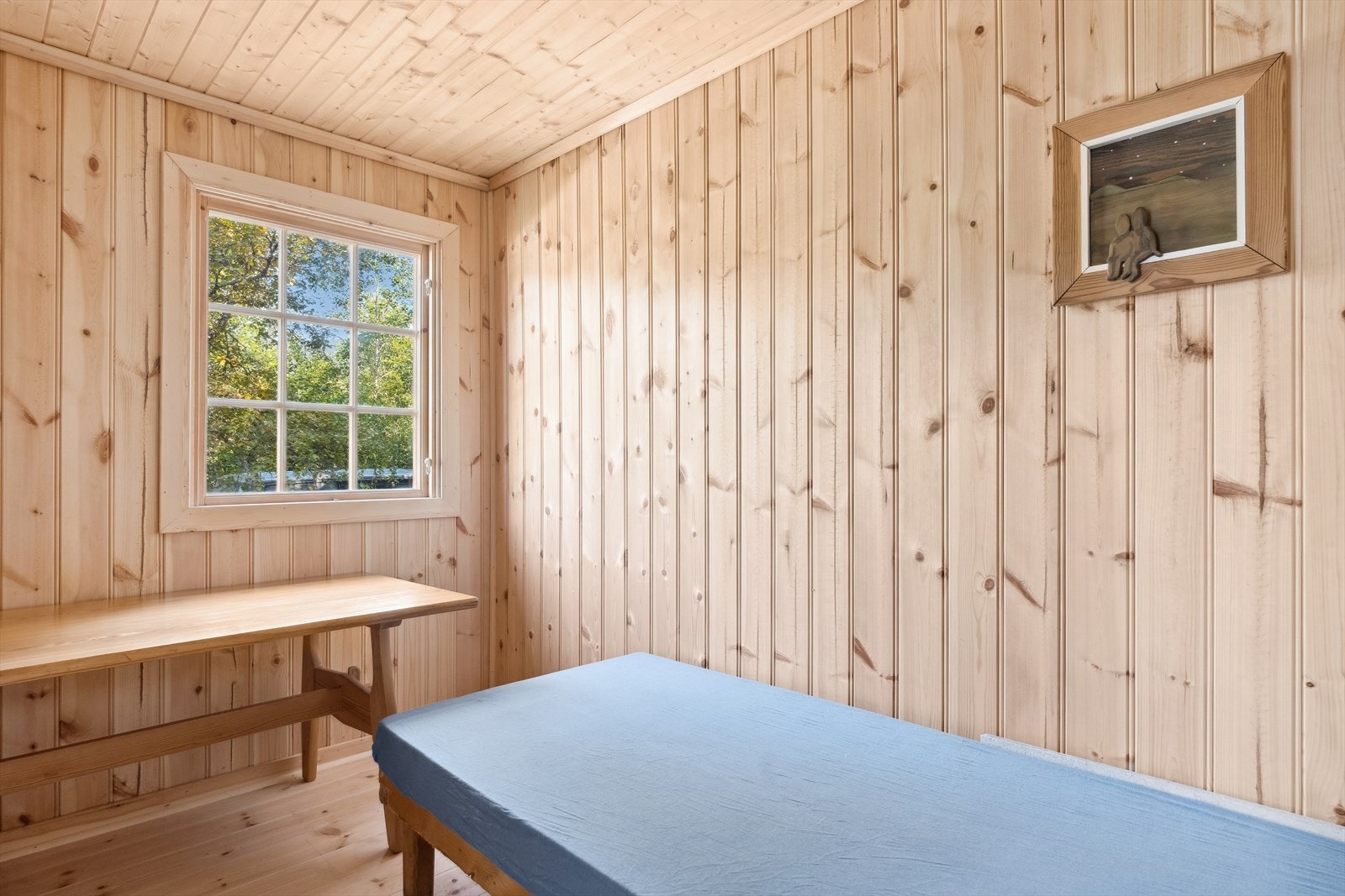 Det ene bodrommet har selger benyttet til soverom, men dette er ikke godkjent som oppholdsrom. "Soverommet" har furugulv og trepanel på vegger og himling, og god plass til seng. Galleribilde