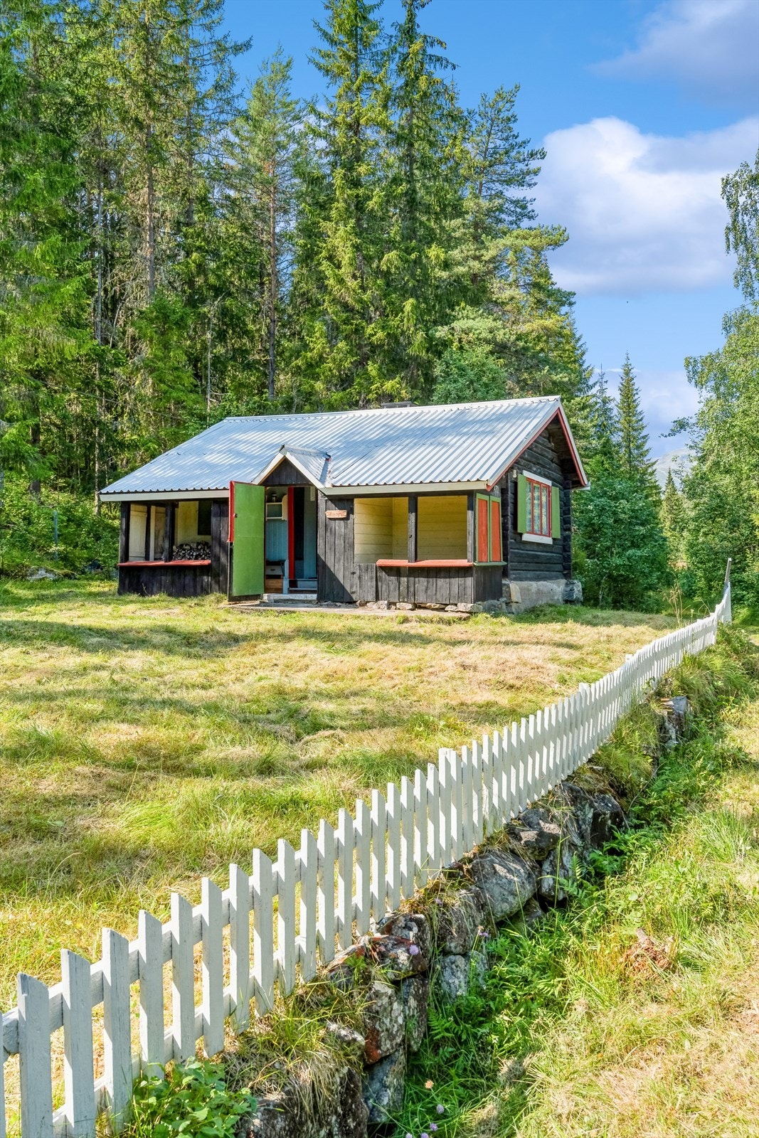 Eiendommen ligger i et fredelig område på vestsiden av Begna Elv rett ovenfor Kvismohølen ved Ryfoss. Galleribilde