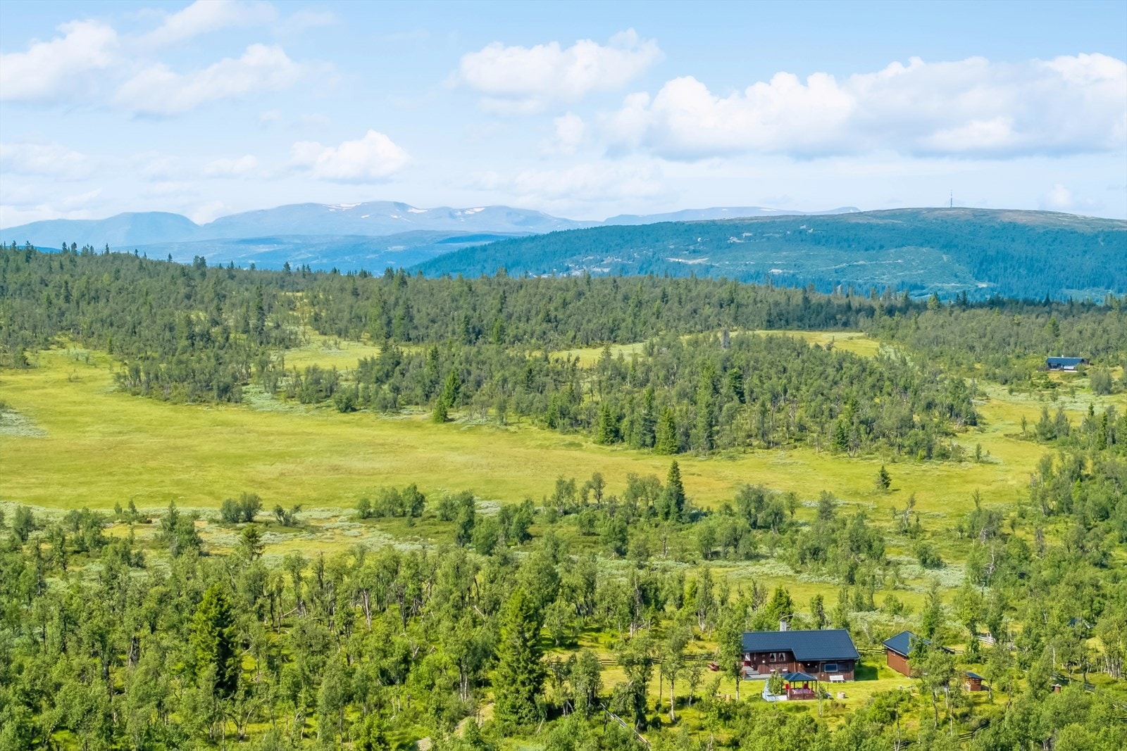 Denne koselige eiendommen ligger usjenert og solrikt til på Einarset ca. 980 moh, mellom fjellet Synet og Gomobu i Nord Aurdal kommune. Galleribilde