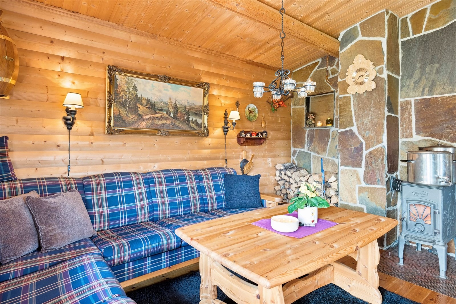 Ovnen er plassert midt i rommet, slik at man nyter godt av den, enten man spiser et bedre måltid ved spisebordet eller slapper av i sofaen. Galleribilde