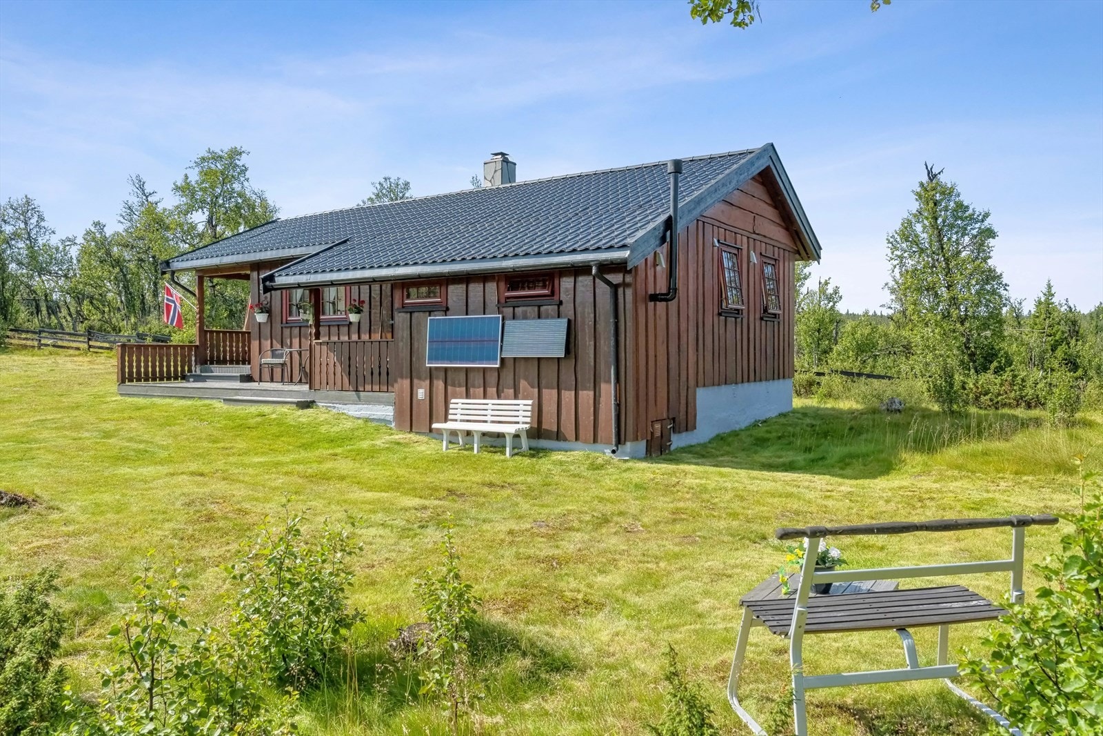 Denne fine eiendommen har god plass til både store og små. Den ligger i et rolig og fredelig område omgitt av trivelige turområder Galleribilde