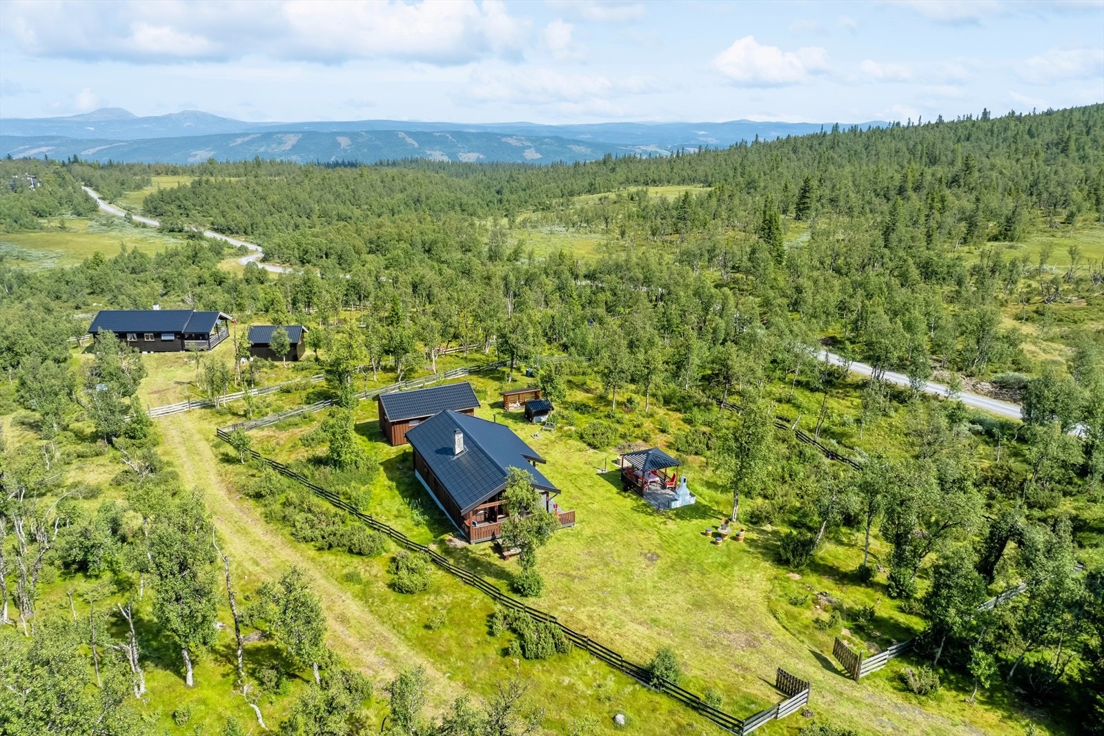 Fritidsboligen har en god tradisjonell hyttestandard på overflater og utstyr. Galleribilde