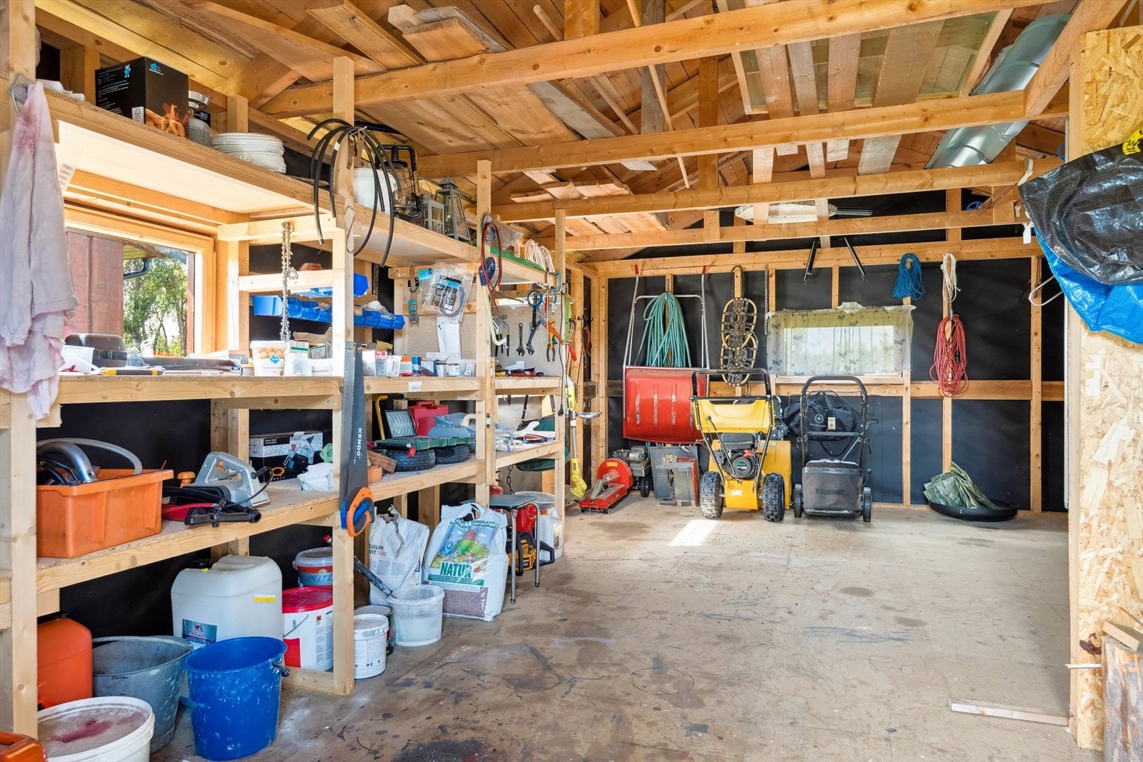 Her er det god plass til oppbevaring av ved og annet utstyr. Galleribilde