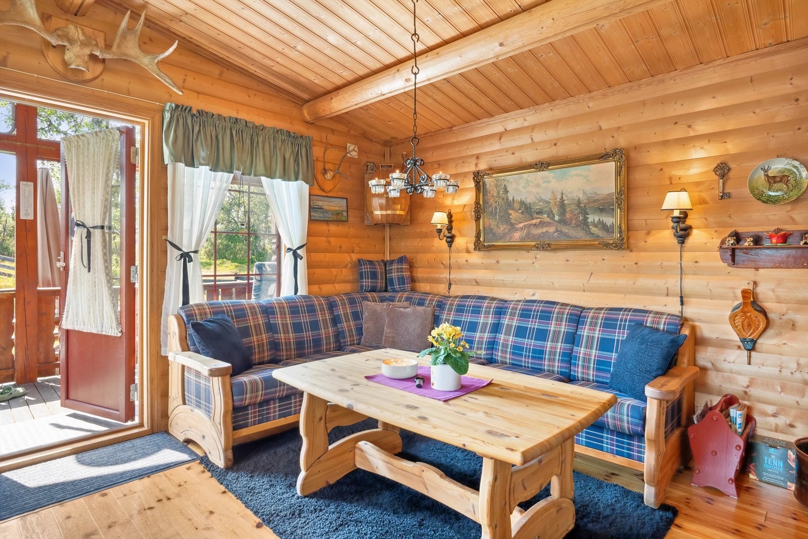 Stua har god plass til koselig sofakrok hvor en kan sitte nær peisen, slappe av og lese en god bok. Galleribilde