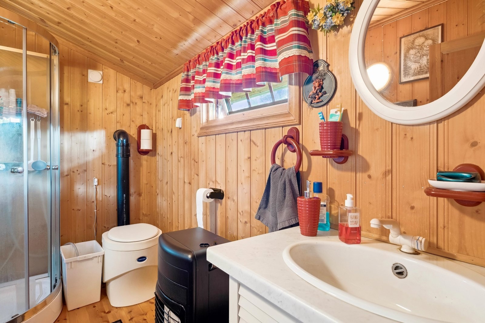 Enkelt hyttebad med biodo, servant og dusj. Opplegg vann til servant og dusj fra dunk/beholder med 12v pumpe. Galleribilde