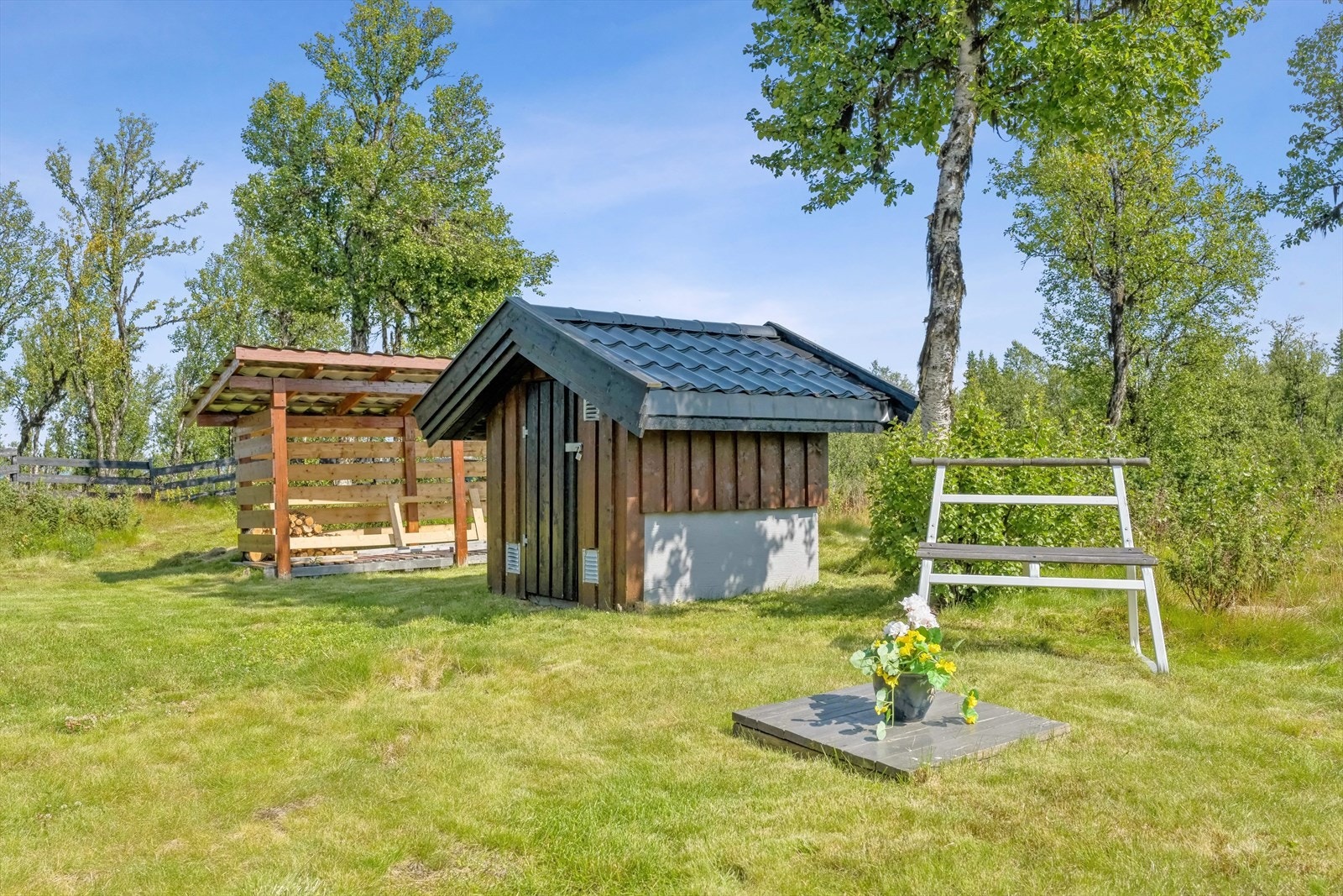 Eiendommen benytter seg av solcelleanlegg og aggregat, da det ikke er strøm i nærområdet. Galleribilde