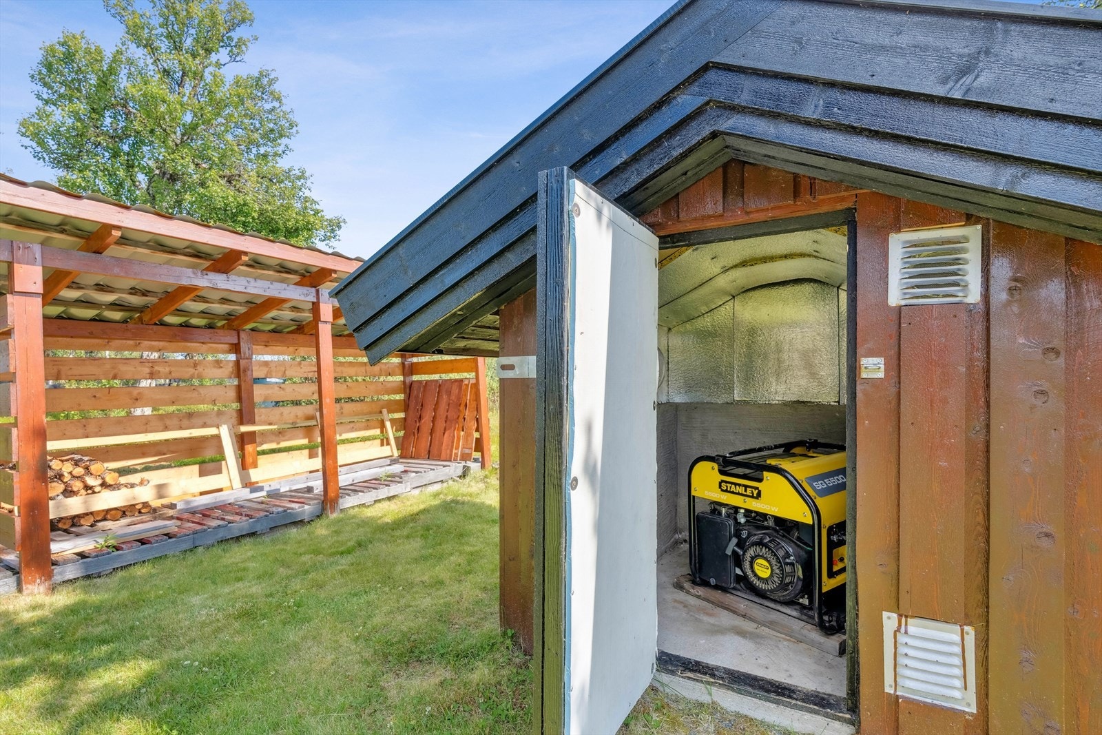 Selvstartende aggregat i eget bygg på tunet som medfølger salget. Galleribilde