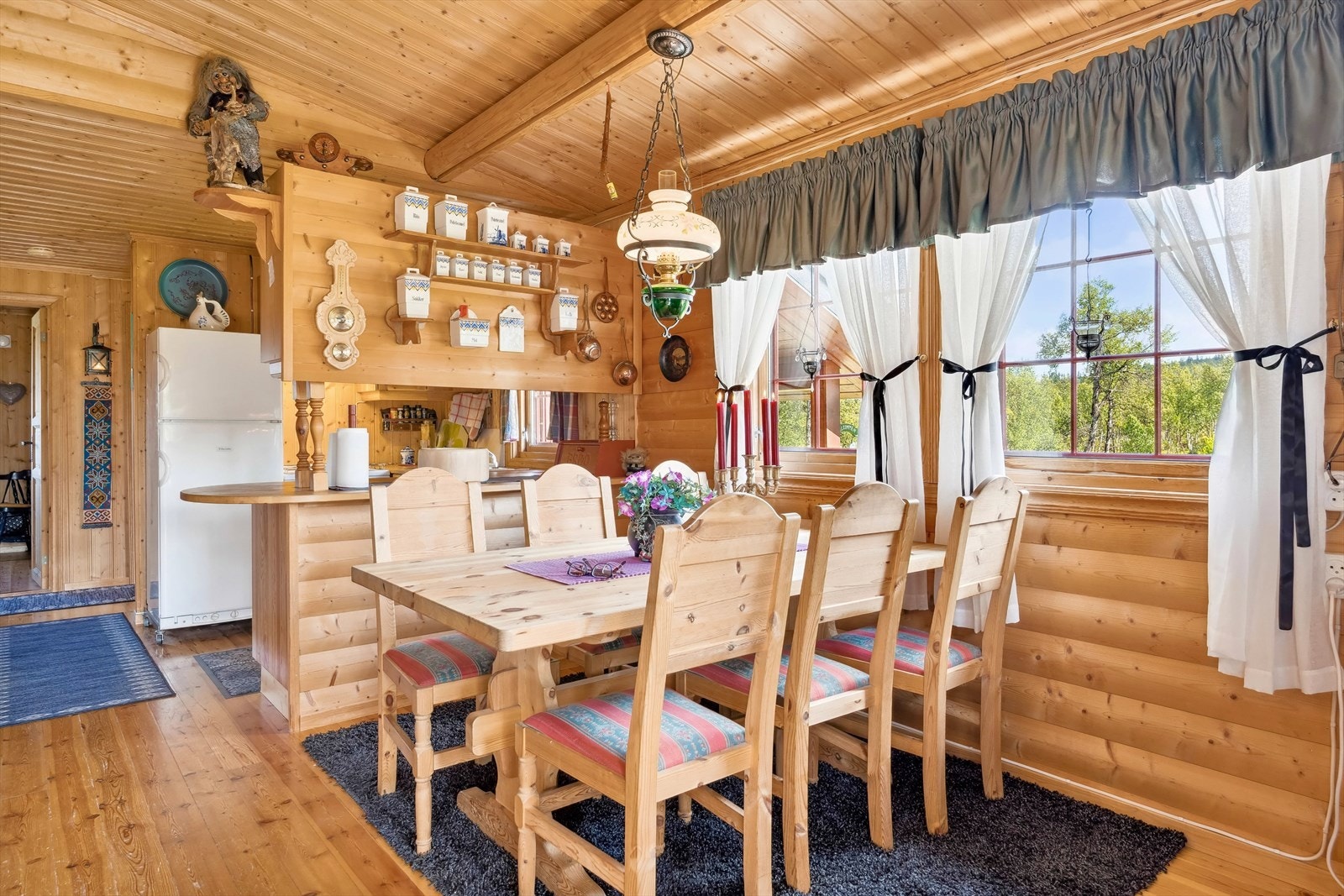 Den mønede himlingen med flotte tømmeråser gir stuen en god og lun romfølelse, samt et fint hyttepreg. Galleribilde