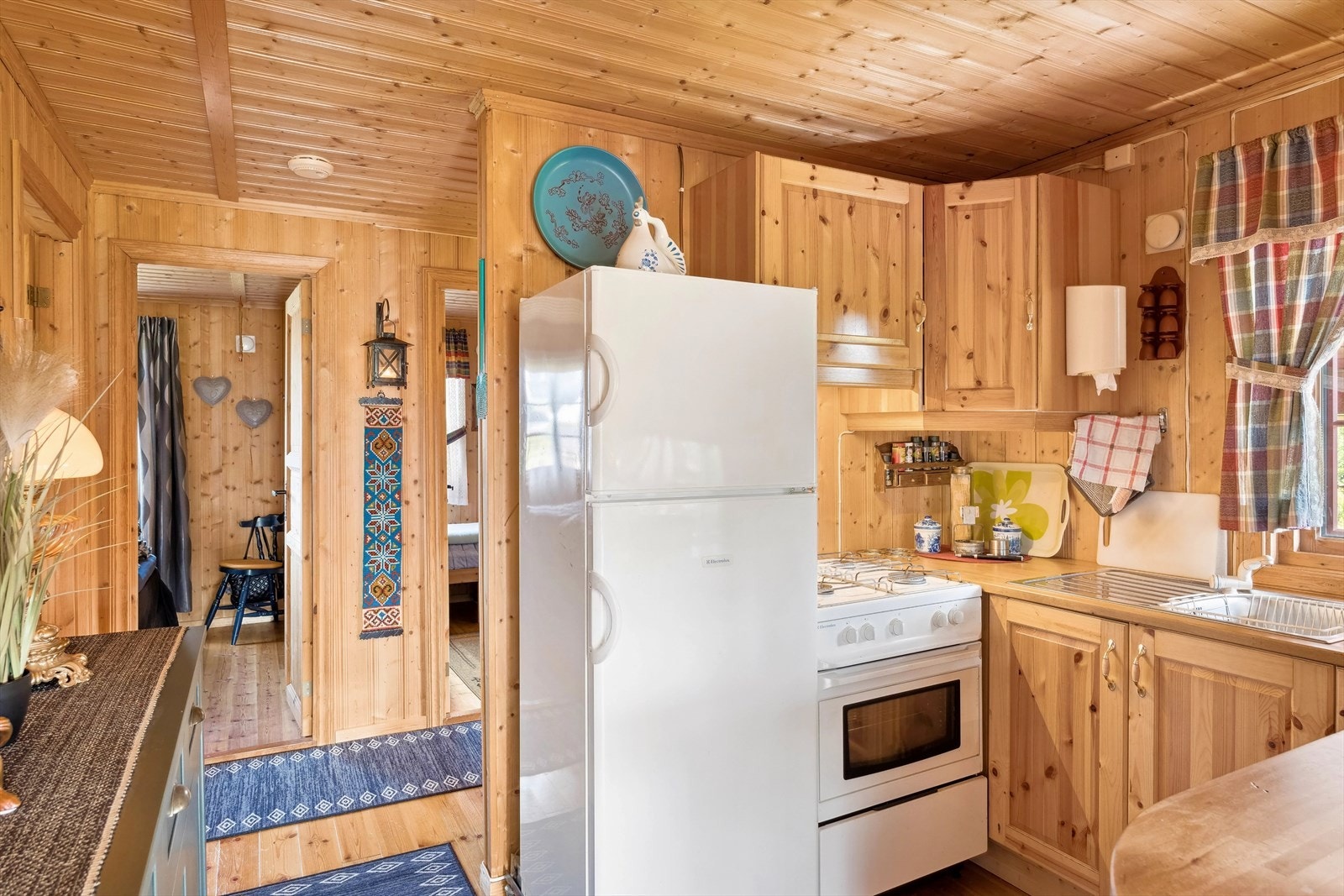 Kjøkkenet er et sentralt rom på hytt, og er plassert i egen krok med åpen løsning ut til stue/spisestue. Galleribilde