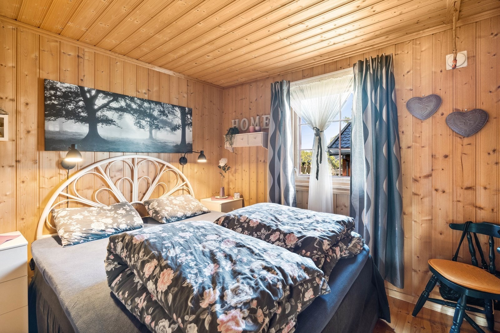 Hytta har tre praktiske soverom. Et litt større soverom som passer godt til et foreldresoverom. Galleribilde