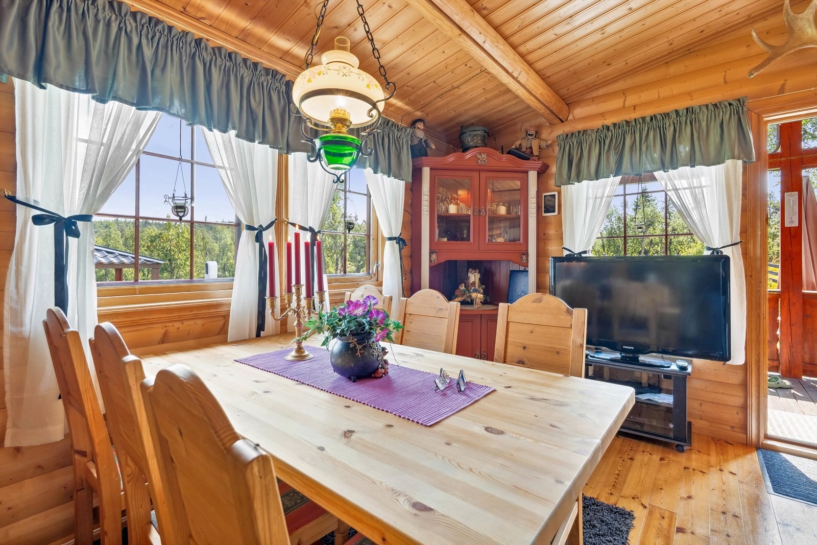 Spisestue gir en fin ramme for hyggelige måltider og andre familieaktiviteter. Galleribilde