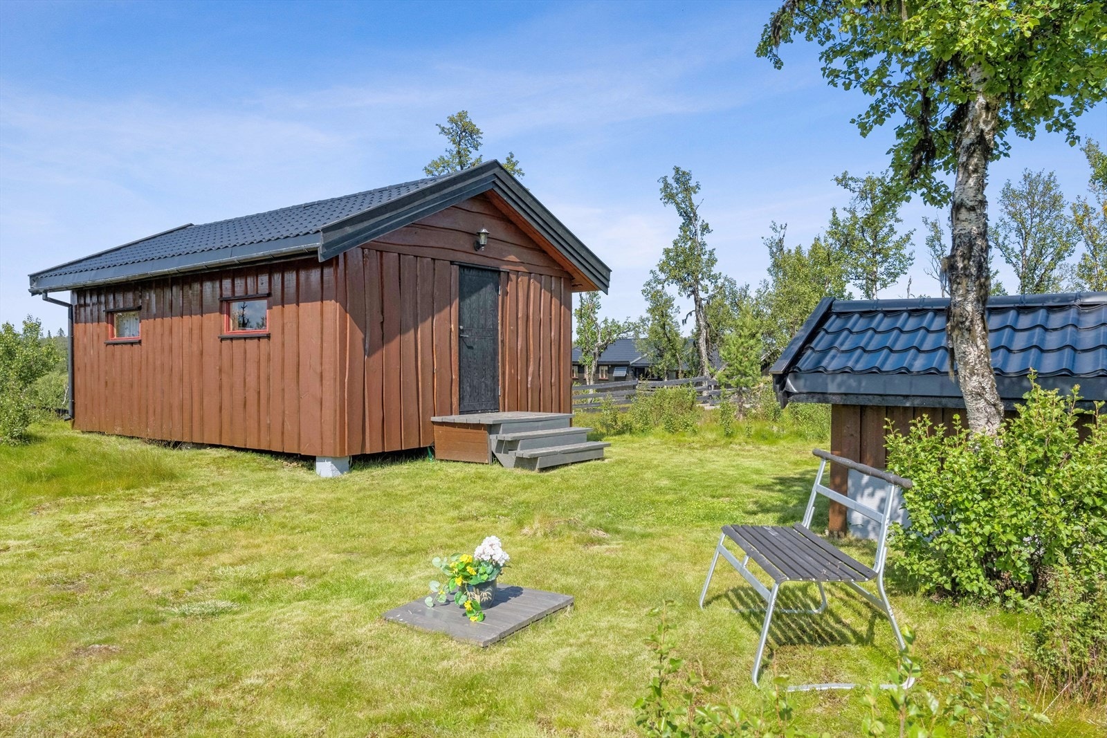 På tunet står det oppført et praktisk uthus. Galleribilde