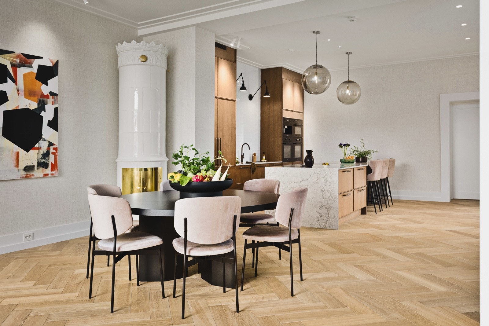 Romslig plass til spisebord - ny kakkelovn Galleribilde