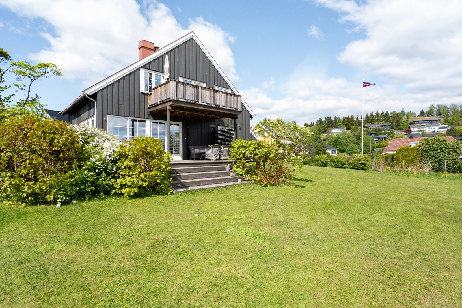 Her er det milevis med turstier og skiløyper som venter på deg, enten du vil gå i ro og mak eller få pulsen opp i frisk skogsluft Galleribilde