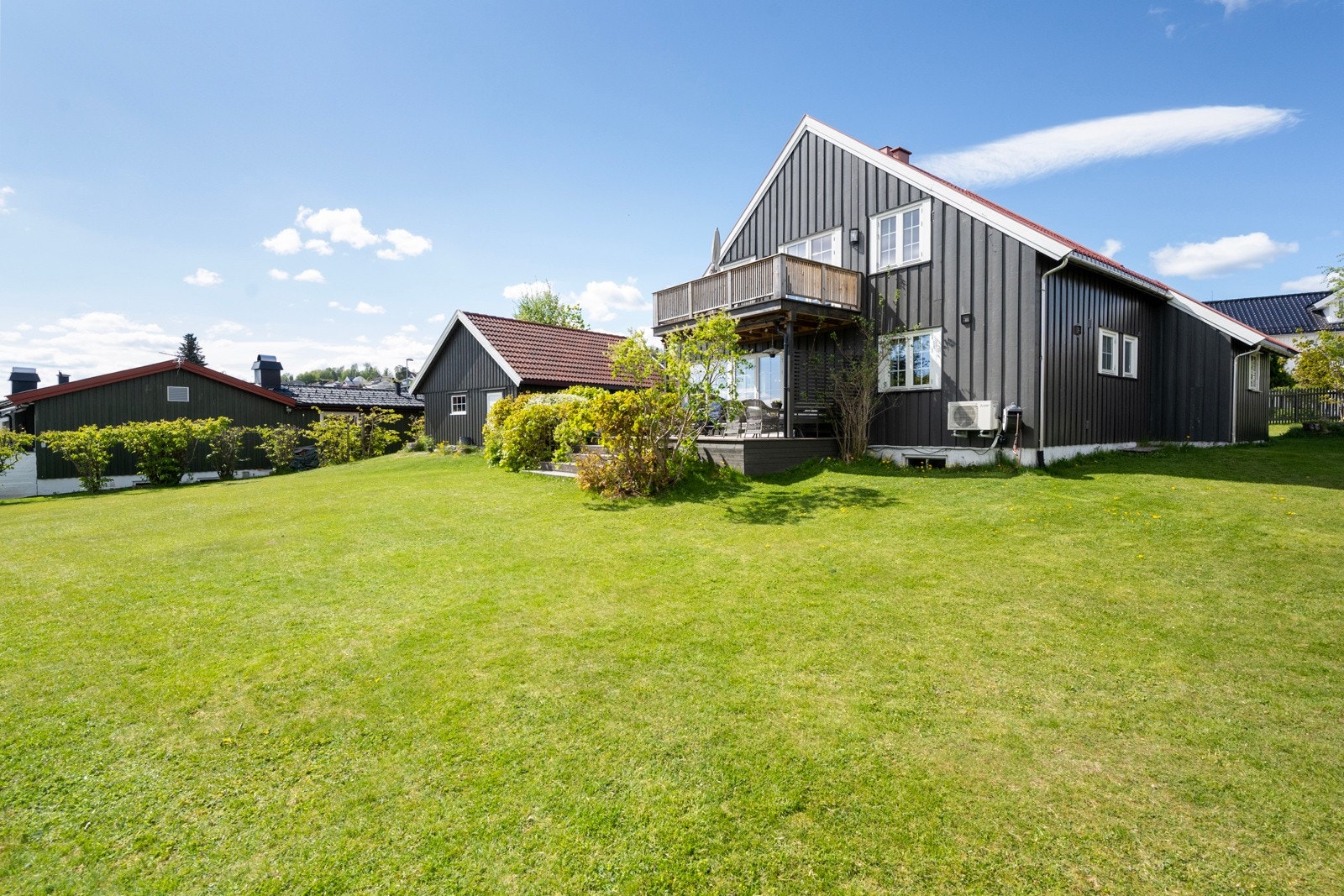 Gjøvik er en kompakt og sjarmerende by der du finner alt du trenger: handlegater, kjøpesenter, togstasjon og Mjøsa - alt lett tilgjengelig. Galleribilde