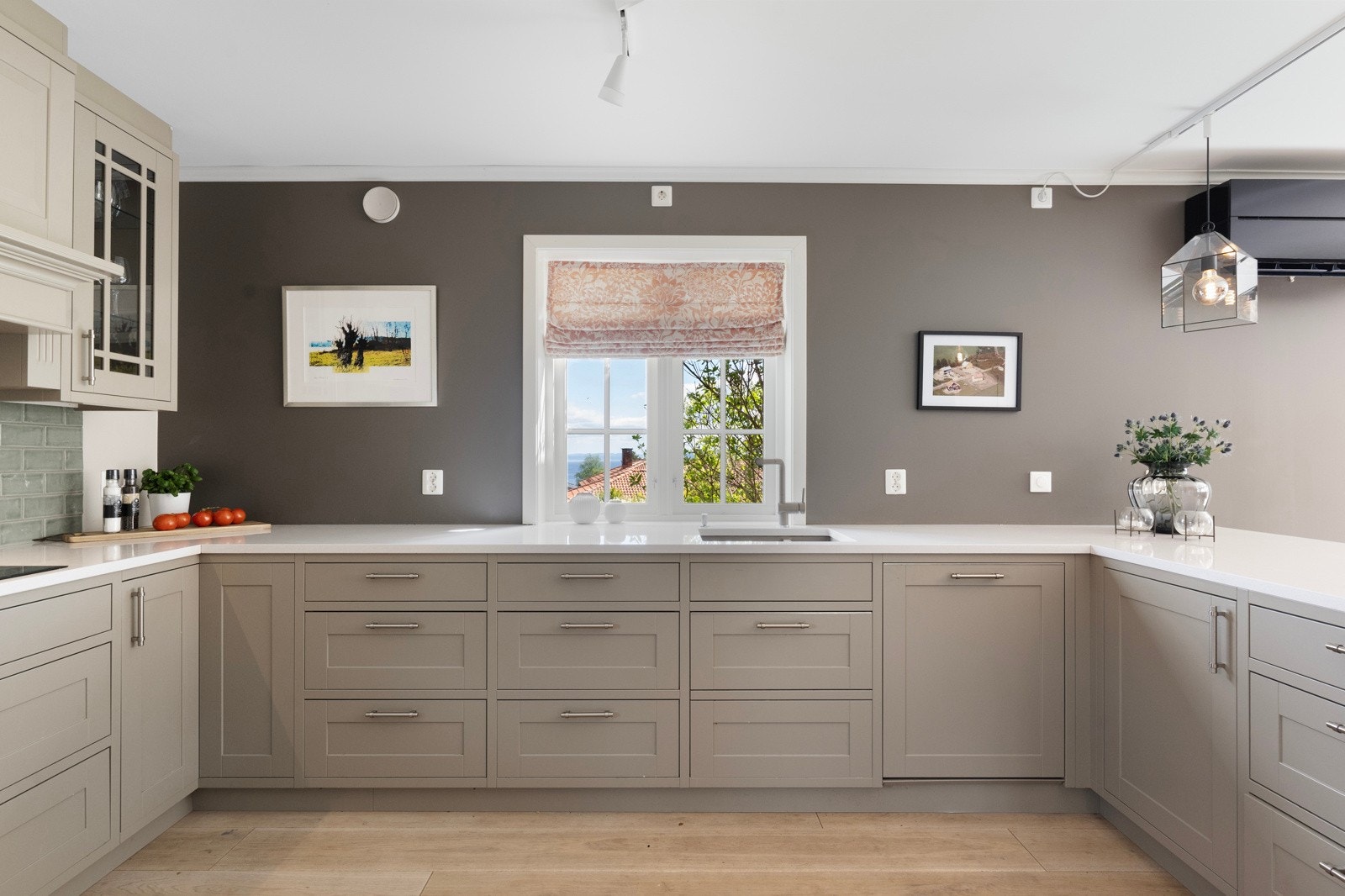 Innredningen har profilerte fronter, hvorav noen er i glass. Benkeplate i stein. Galleribilde