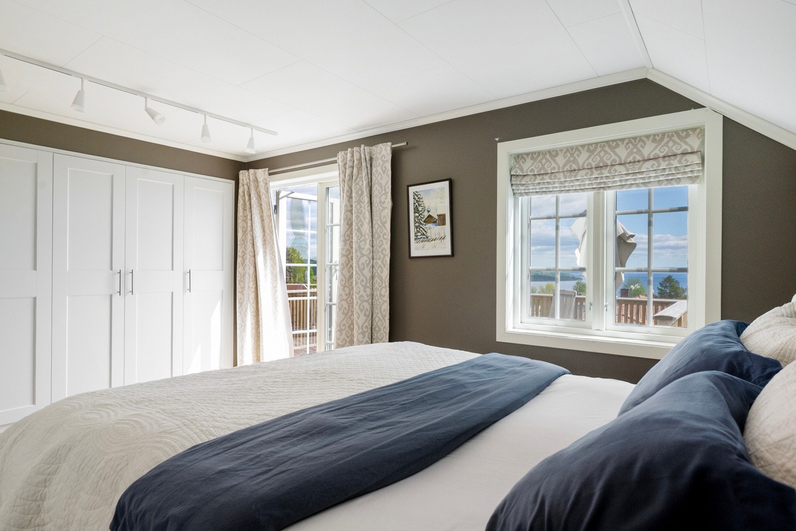 Hovedsoverommet har direkte utgang til en altan mot sørøst, perfekt for morgenkaffen. Galleribilde