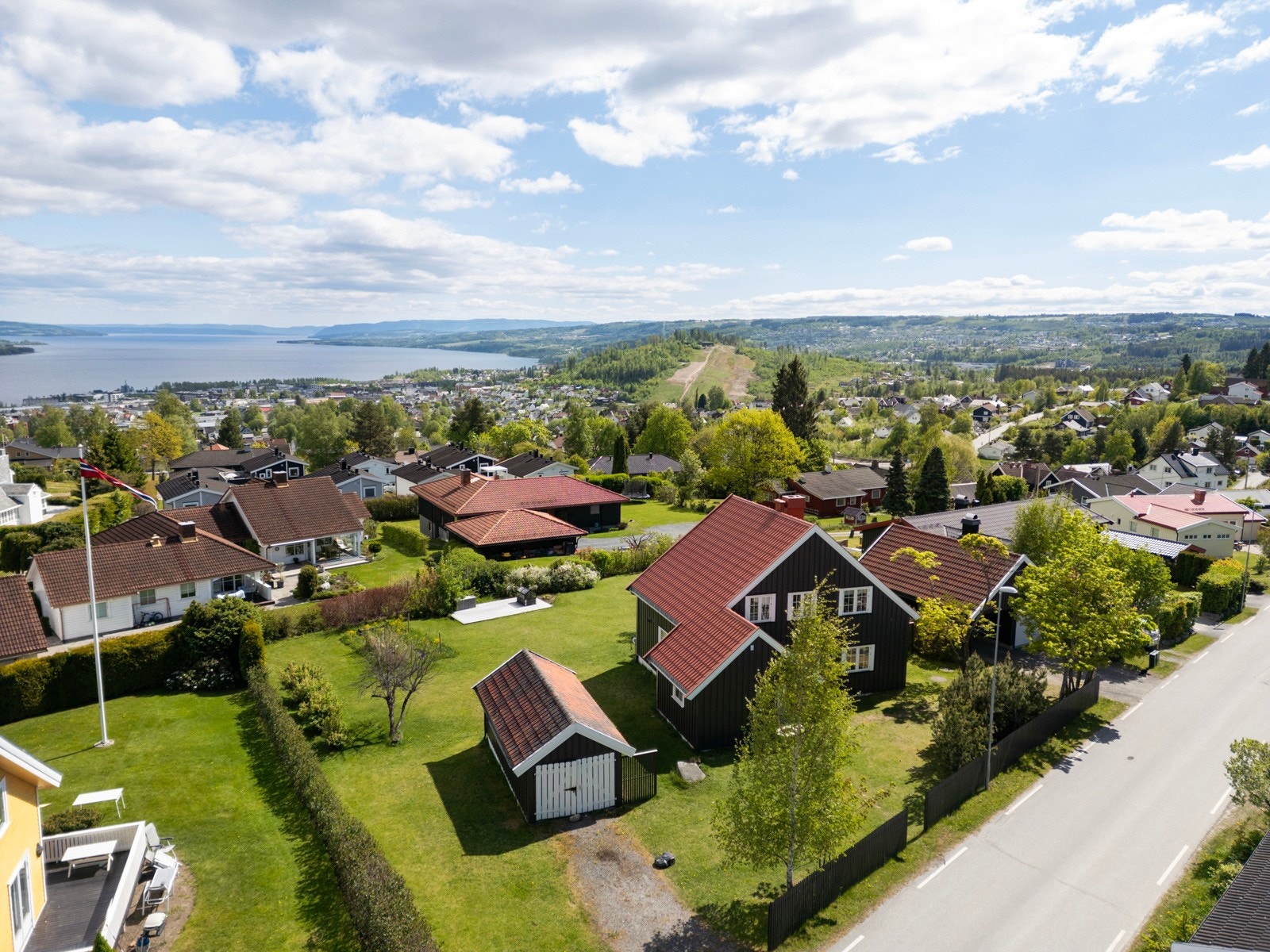 Skoler, barnehage, friluftsbadet Fastland, alpinbakke, tennishall osv finnes i nærheten. Galleribilde