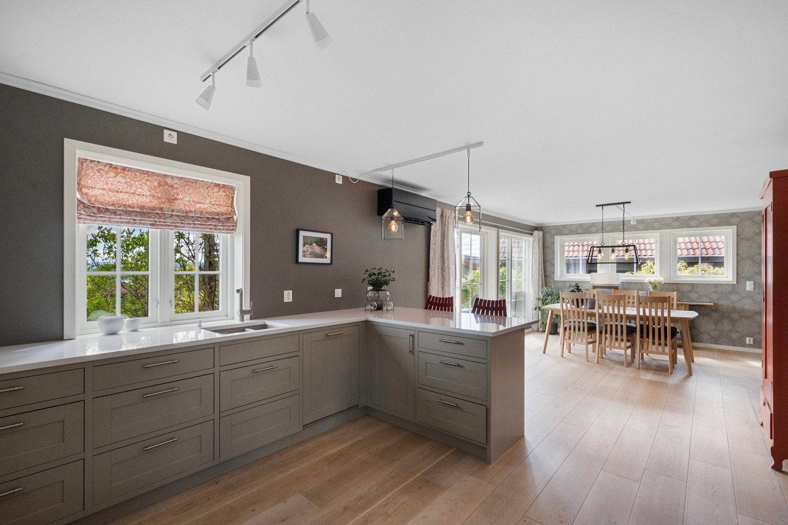 Åpent og luftig atmosfære mot spisestuen. Galleribilde