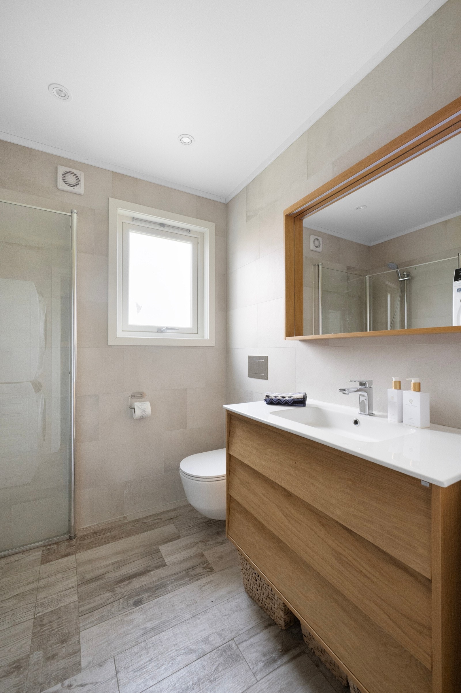 Boligen rommer 2 bad, ett i hver etasje. Galleribilde