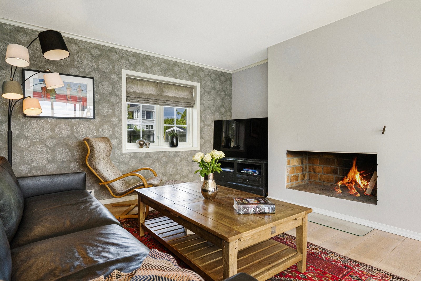 I tillegg finnes et stemningsfullt ildsted for ekstra varme og hygge på kalde vinterkvelder. Galleribilde