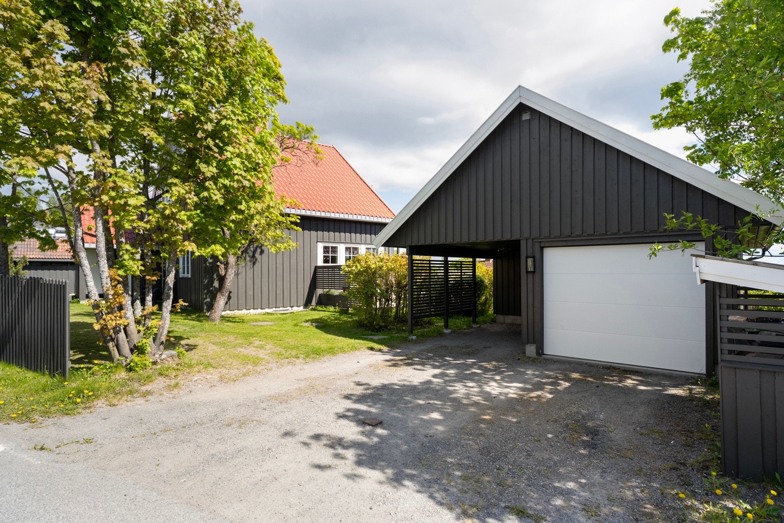 Med garasje og tilhørende carport, samt en mindre garasje er det rikelig med parkeringsmuligheter på eiendommen. Galleribilde